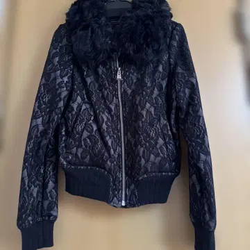 COOLA 레이스 & 카라 부착 퍼 숏 기장 블랙 자켓