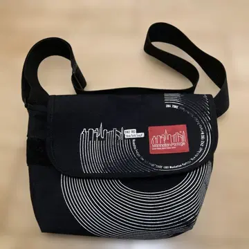 맨하탄 포티지 숄더백 블랙 레코드 패턴