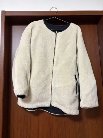 크림색 플리스 자켓 글로벌 워크