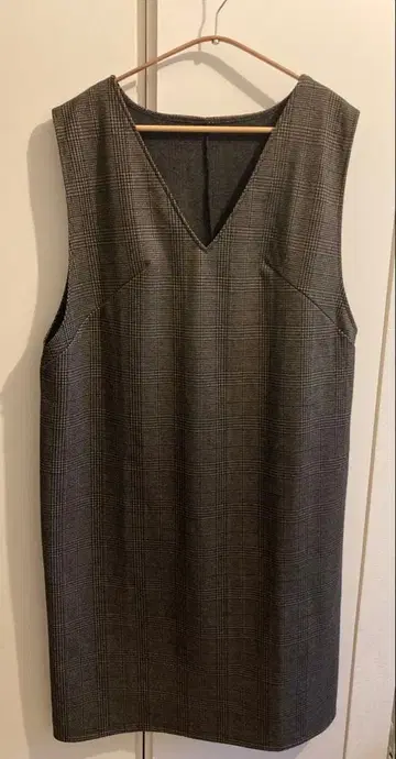 미사용품 4L 브라운 계열 체크 무늬 V넥 슬리브리스 스커트