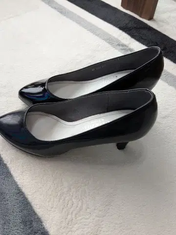 Artemis 에나멜 블랙 하이힐