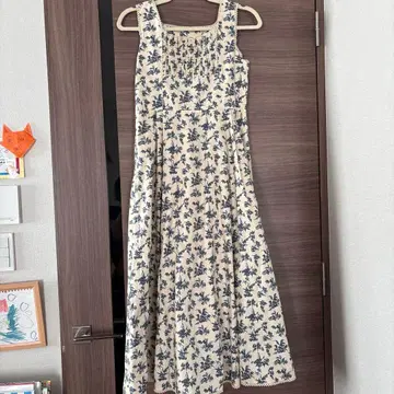 Maison de FLEUR 아이보리와 네이비 꽃무늬 슬리브리스