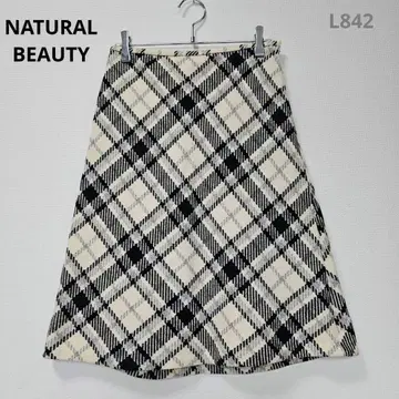 내추럴 뷰티 체크 무늬 스커트 무릎 기장 블랙 화이트 깔끔한 캐주얼