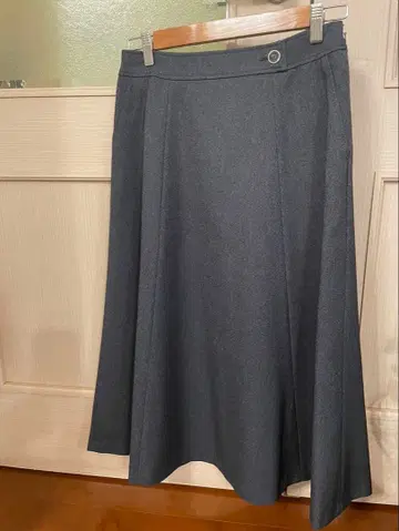 [ 새상품급 ] Reflect 다크 그레이 플레어 스커트 무릎 기장