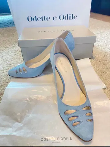 오데트 e 오딜 블루스 스웨이드 하이힐