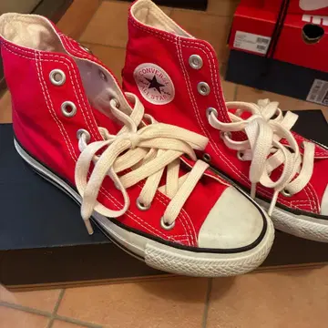 새상품급 Converse 레드 하이컷 스니커즈