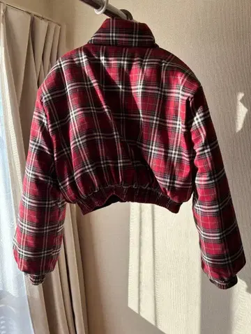 빨간색과 검은색 체크 무늬 크롭 다운 자켓