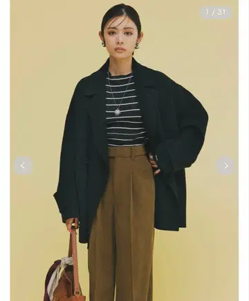 이번 시즌 Mila Owen 울 코쿤 실루엣 피코트