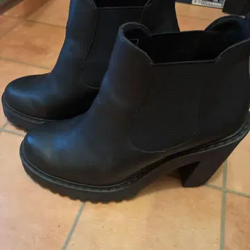 새상품급 Dr. Martens 사이드 고어 부츠 블랙 하이힐