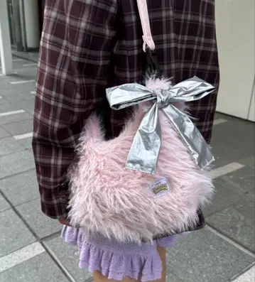 HELLO.SANFRANCISCO 리본 참 부착 멀티 WAY 퍼 BAG