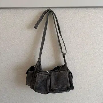 그레이 숄더백 내부 포켓 부착