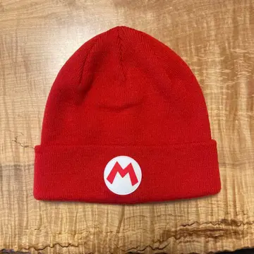 마리오 로고가 있는 빨간색 모자