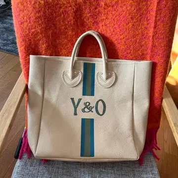 영 올센 베이지 가죽 토트백