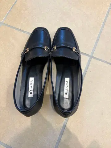 DIANA 블랙 로퍼