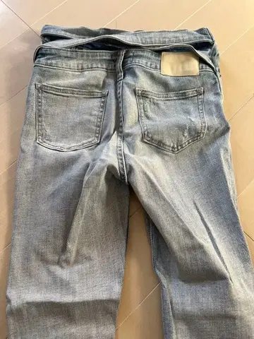 라이트 블루 데미지 가공 스키니 데님