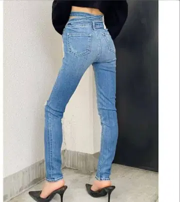 라이트 블루 데미지 가공 스키니 데님