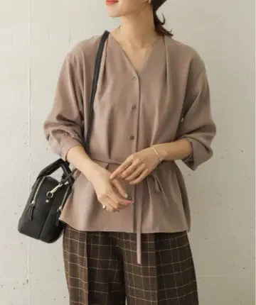 어반 리서치 DOORS 허리 마크 V넥 블라우스 BE