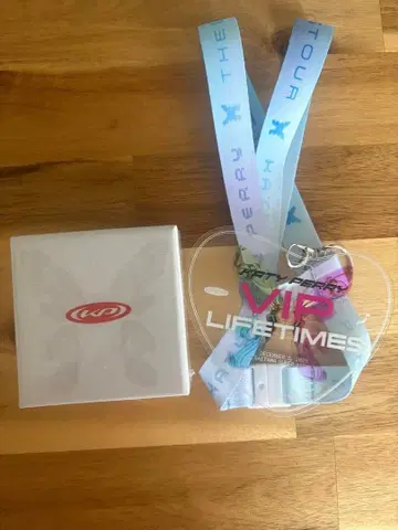 Katy Perry 한정판 목걸이와 VIP 패스