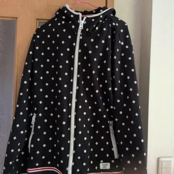 도트 패턴 풀 집업 후드 부착 점퍼