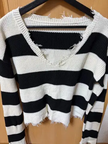GYDA 블랙 화이트 스트라이프 V넥 니트 F 사이즈