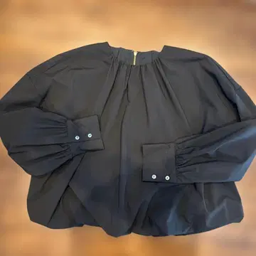 블랙 긴팔 블라우스 골드 컬러 지퍼