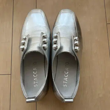 STACCATO 실버 펄 장식 로퍼