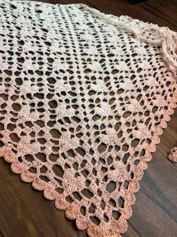 삼각형 숄 핑크 하트 스팽글 장식