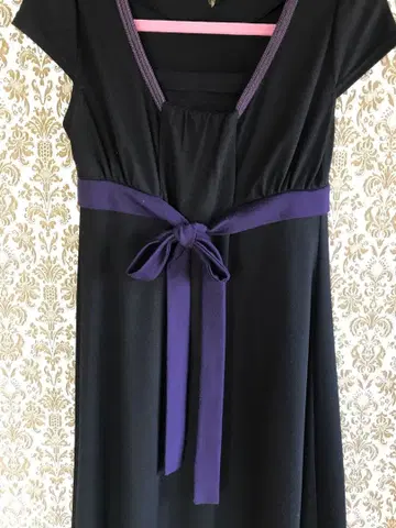 아무아르 카프리스 블랙 반팔 원피스