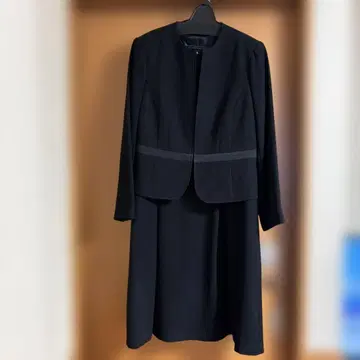 블랙수트 자켓과 원피스 세트