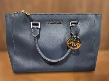 MICHAEL KORS 참 포함 가죽 핸드백 숄더백