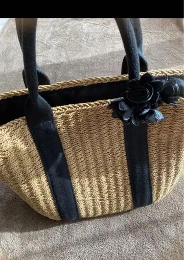 스트로우백 플라워 악센트 포함