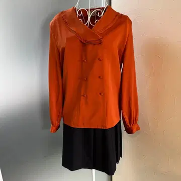 오렌지 더블 버튼 셔츠와 블랙 미니 스커트 세트