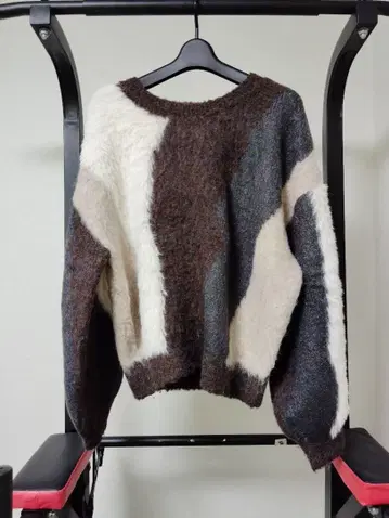 비대칭 디자인 니트 스웨터