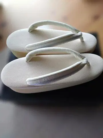 아이보리 조리 꽃무늬 밑창