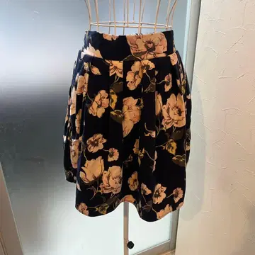 네이비 꽃무늬 플레어 스커트 무릎 기장