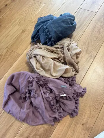 matta 폼폼 포함 얇은 소재 스톨 3종 세트