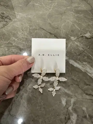 A.B. ELLIE 크리스탈 드롭 귀걸이