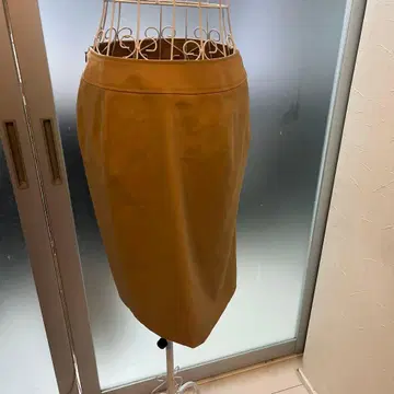 베이지 타이트 스커트 무릎 기장