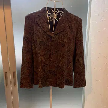 겉감은 실크 꽃무늬 디자인의 브라운 자켓