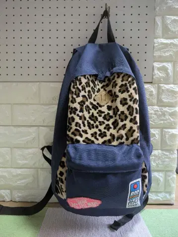 네이비 레오파드 무늬 백팩
