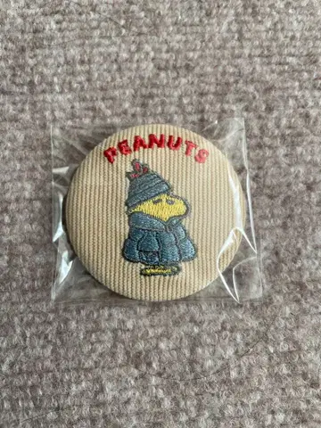 PEANUTS 스누피 핀 배지