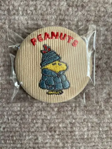 PEANUTS 스누피 핀 배지