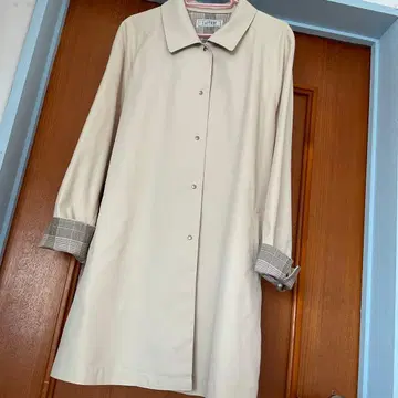 베이지 트렌치코트 체크 소매