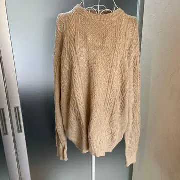 베이지 케이블 니트 긴팔 스웨터