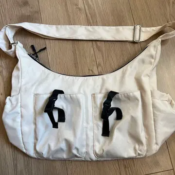 화이트 숄더백 프론트 포켓 부착