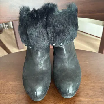 퍼 달린 블랙 가죽 웨지 부츠