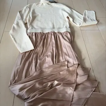 아이보리 계열 니트 원피스 터틀넥