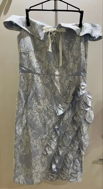 오프숄더 프릴 드레스 라이트 블루