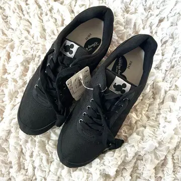 새상품 도쿄 디즈니 리조트 블랙 x 레드 스니커즈 24.5cm