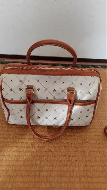 화이트 퀼팅 토트백